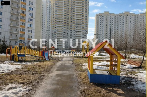 До — площадка в снегу